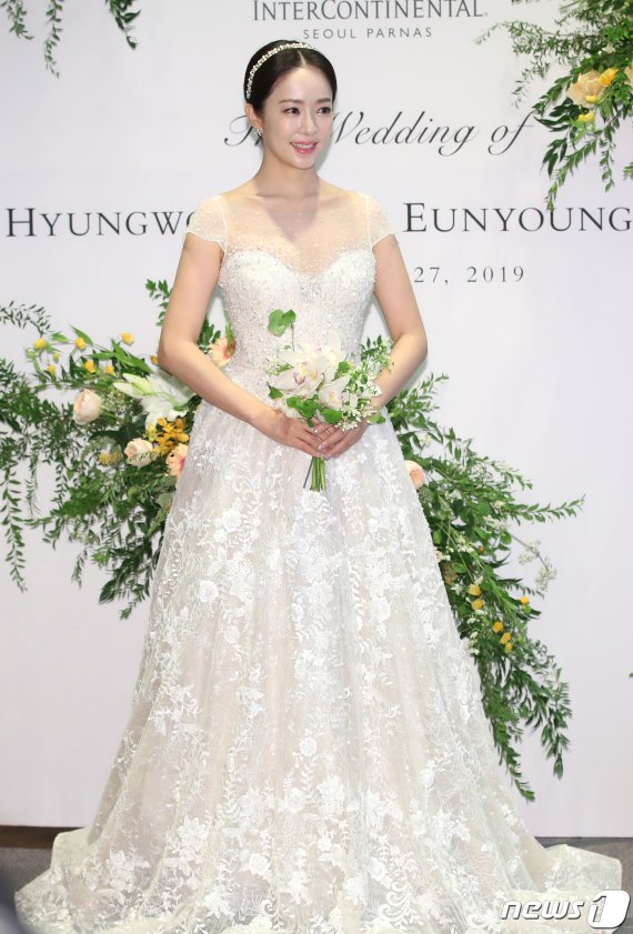 방송인 박은영이 27일 오후 서울 강남구 삼성동 인터컨티넨탈 호텔 파르나스에서 연하남 트래블 월렛 김형우 대표와 결혼식을 올리기 전 포즈를 취하고 있다. 2019.9.27/뉴스1 © News1 권현진 기자