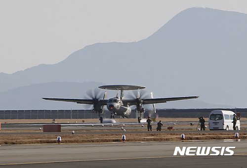 【이와쿠니기지=AP/뉴시스】미 해군의 최신예 조기경보기 E-2D '어드밴스트 호크아이'가 2일 일본 야마구치(山口)현 소재 주일미군 이와쿠니(岩國) 기지에 배치된 가운데 이는 중국 젠(J)-20을 겨냥했다는 주장이 제기됐다. 지난 2일 야마구치현 소재 주일미군 이와쿠니기지에 도착한 E-2D. 2017.02.03