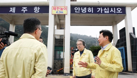 [fn포토] “뚫리면 끝” 원희룡 지사, 제주항 ASF 방역현장 점검