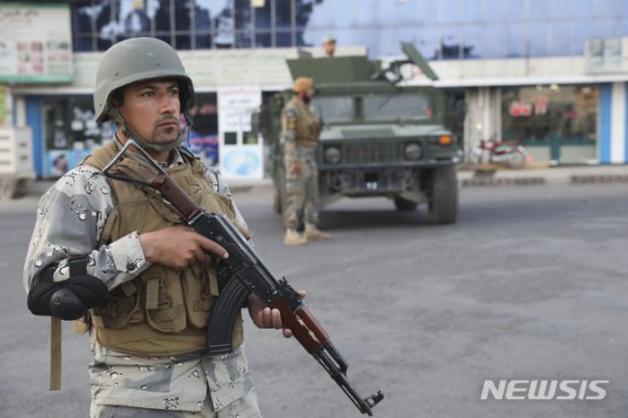 【카불=AP/뉴시스】28일 아프가니스탄 카불에서 한 군인이 투표소 근처를 지키고 있다. 2019.09.28. /사진=뉴시스