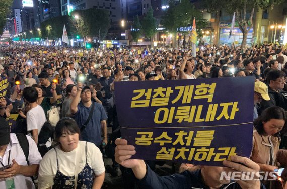 '국민의 명령' 돼버린 검찰개혁…서초동 촛불 어디까지
