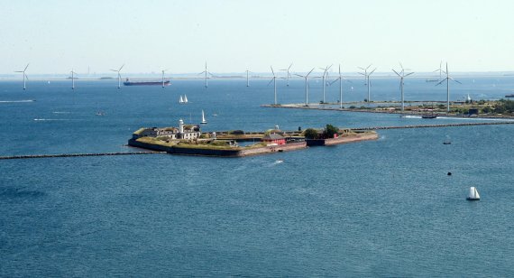 송철호 울산시장이 부유식 해상풍력발전단지조성산업과 관련해 방문한 에스비아르시의 해상풍력단지. 에스비아르시는 덴마크의 수도 코펜하겐에서 389km 떨어진 남덴마크 지역에 위치한 도시로써, 덴마크 5대 도시이자 현재 대규모 해상풍력단지를 보유한 항구도시이다. 에스비아르시는 1970년대까지 주변 국가에 수산물을 공급하던 어촌에서 1970년 초 북해에서 오일이 발견되면서 오일·가스 산업이 발달하게 됐고 이를 바탕으로 1990년대 들어서는 해상풍력 중심 항구로 탈바꿈 했다. /사진=울산시 제공
