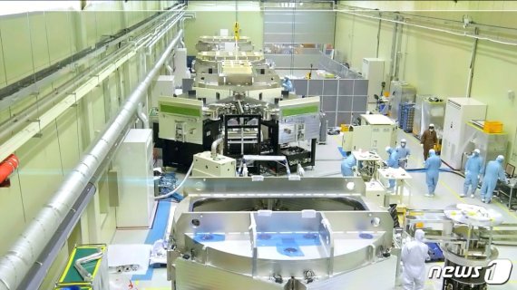경기도 수원시 라온테크 공장에서 직원들이 클린룸에서 로봇 개발·제조 작업을 하고 있다. (이노비즈협회 제공) 2019.09.29 / © 뉴스1