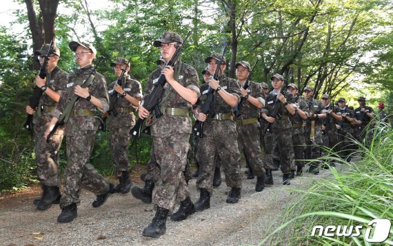 9일 시루봉 행군 중인 659기 해군병들이 대열을 갖추어 행군을 하고있다. (해군 교육사령부 제공) 2019.8.9/뉴스1