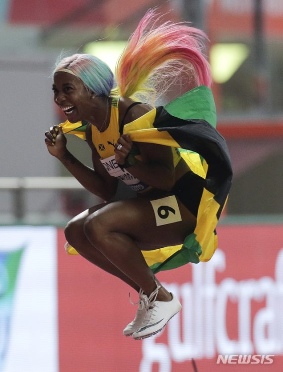 【도하=AP/뉴시스】셸리 앤 프레이저-프라이스(자메이카)가 29일(현지시간) 카타르 도하 칼리파 스타디움에서 열린 2019 도하 세계육상선수권대회 여자 100ｍ 결선에서 우승, 펄쩍 뛰면서 기뻐하고 있다. 출산 후 복귀한 프레이저 프라이스(33)는 10초 71로 우승해 2015년 베이징 대회 이후 4년 만에 세계선수권 여자 100ｍ 우승을 차지했다. 2019.09.30.