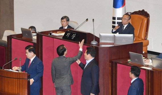 이원욱 더불어민주 의원과 정양석 자유한국당 원내수석부대표가 30일 국회에서 열린 제371회국회(정기회) 제4차 본회의 경제에 관한 대정부 질문에서 이주영 부의장 회의 주재를 두고 실랑이를 벌이고 있다. 사진=김범석 기자