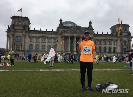 안철수, 베를린 마라톤 ‘여성 참가자’로 기재 해프닝