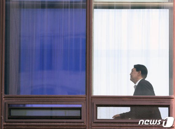 與 "윤석열 '조국 임명시 사퇴' 靑에 전했다니"… 檢 "사실 아냐"