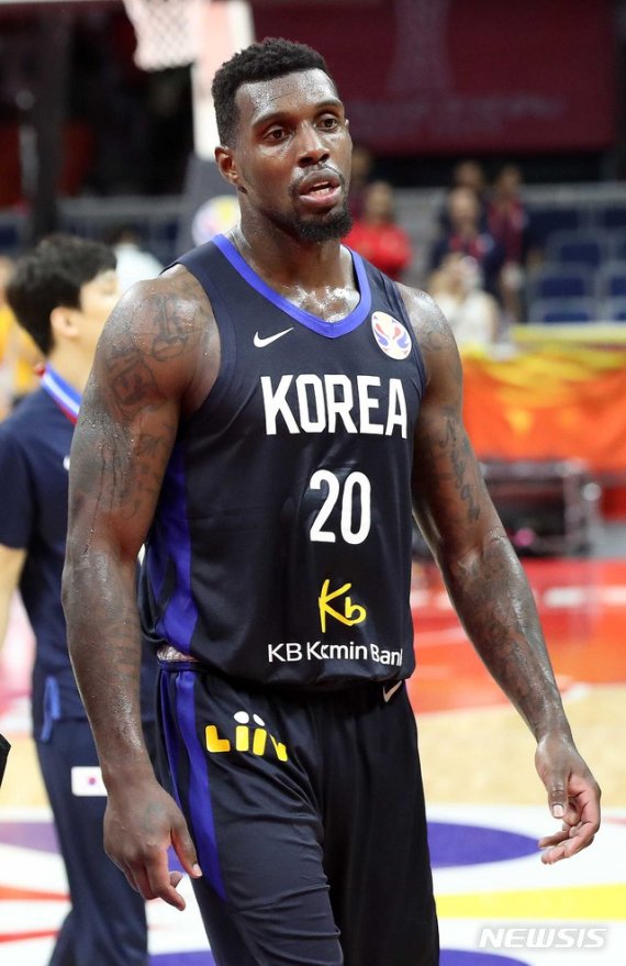 【광저우(중국)=뉴시스】김선웅 기자 =6일 오후(현지시간) 중국 광저우 체육관에서 열린 2019 FIBA 농구월드컵 순위결정전(17~32위) 대한민국과 중국의 경기, 73-77로 중국에 패패한 한국의 라건아가 아쉬운 표정을 하며 코트 밖으로 나서고 있다. 2019.09.06. mangusta@newsis.com