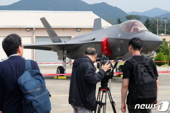 27일 대구 공군기지에서 열린 '제71주년 국군의 날 기념행사' 미디어데이 행사에서 F-35A 스텔스 전투기가 활주로 위에 전시돼 있다. 국군의 날 기념행사가 공군 전투비행단에서 거행되는 것은 창군 이래 처음이다. 2019.10.1/뉴스1 © News1 민경석 기자