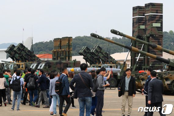 27일 대구 공군기지에서 열린 '제71주년 국군의 날 기념행사' 미디어데이 행사에서 K-9 자주포와 패트리어트 미사일, 다연장 로켓포 등 국군 주력 무기가 전시돼 있다. 국군의 날 기념행사가 공군 전투비행단에서 거행되는 것은 창군 이래 처음이다. 2019.10.1/뉴스1 © News1 민경석 기자