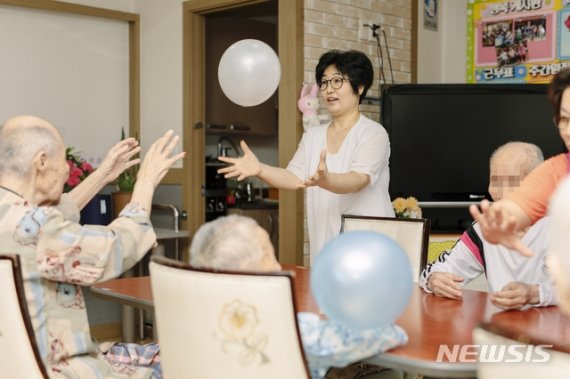 【수원=뉴시스】김경호 기자= 인턴십 지원으로 한 요양원에 취업한 여성.