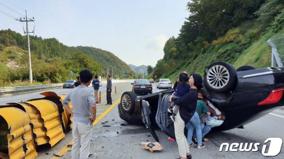 지난 9월28일 서 상병 가족이 강원 춘천시 도로에서 전복된 차량을 발견하고 응급구조를 하고 있다. © News1 홍성우 기자