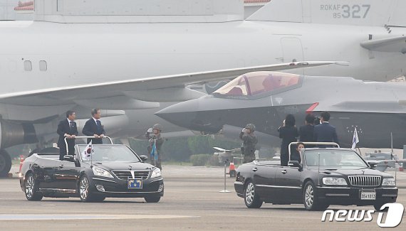 1일 국군의 날을 맞아 대구 공군기지(제11전투비행단)에서 열린 '제71주년 국군의 날 행사'에서 문재인 대통령이 일반에 처음 공개되는 F-35A를 살펴보고 있다. /사진=뉴스1