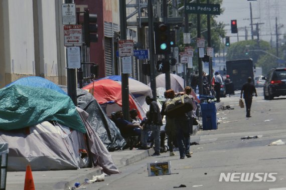 【로스앤젤레스= AP/뉴시스】 올 5월 30일 로스앤젤레스 시내 인도위에 들어서 있는 수 천개의 노숙자 천막들.