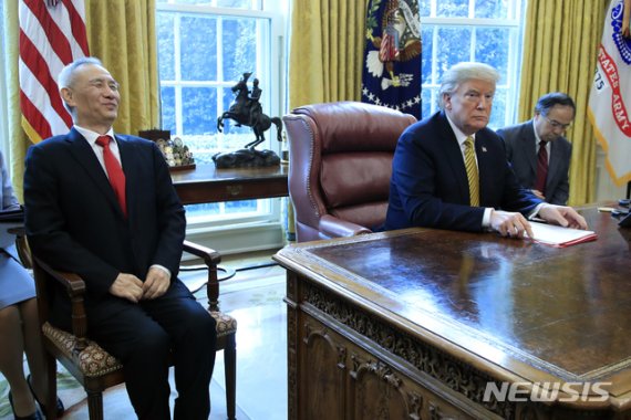 【워싱턴=AP/뉴시스】 도널드 트럼프 미국 대통령이 4일(현지시간) 워싱턴 백악관 대통령 집무실에서 류허(劉鶴) 중국 부총리와 만나고 있다. 트럼프 대통령은 이 자리에서 4주 내에 중국과의 무역 협상이 성사될 수 있다고 밝혔다. 2019.04.05