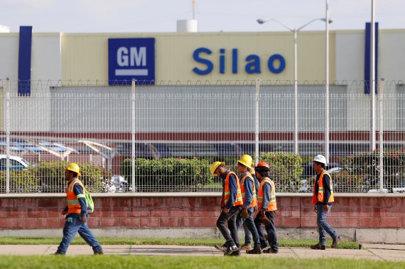 General Motors workers are seen while leaving their shift, outside the GM pickup and transmission plant in Silao, Mexico October 1, 2019. REUTERS/Sergio Maldonado NO RESALES. NO ARCHIVES /REUTERS/뉴스1 /사진=
