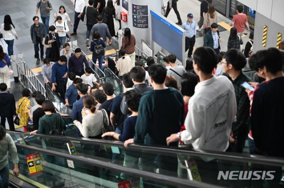 【김포=뉴시스】정일형 기자=지난 1일 오후 7시 김포공항역에서 승객들이 에스컬레이터를 이용해 9호선으로 갈아타고 있다. 2019.10.02jih@newsis.com