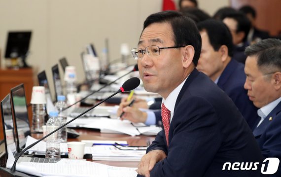 주호영 자유한국당 의원이 2일 서울 여의도 국회에서 열린 정무위원회 국정감사에서 질의를 하고 있다.
