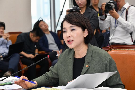 교육부엔 가족 간 연구논문 작성과 관련한 신고와 민원이 이어지고 있다. 교육부는 아주대 의과대학 교수와 아들 논문 공저 논란 등이 일자 전국 대학교를 대상으로 관련 감사를 강화하기도 했다. 사진은 유은혜 사회부총리 겸 교육부 장관이 국회 교육위원회 국정감사에서 의원들의 질의에 답하는 모습. 사진=서동일 기자