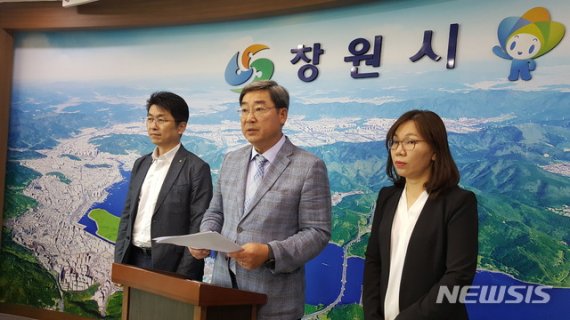 어석홍(가운데) 창원시 공론화위원장