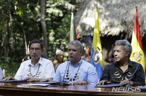 【AP/뉴시스】 에콰도르의 레닌 모레노대통령( 오른쪽)이 마르틴 비스카라 페루대통령, 이반 두케 콜롬비아 대통령과 함께 6일 콜롬비아에서 아마존 화재와 열대우림 보존 등에 관한 회담을 마친 뒤 기자회견을 하고 있다.