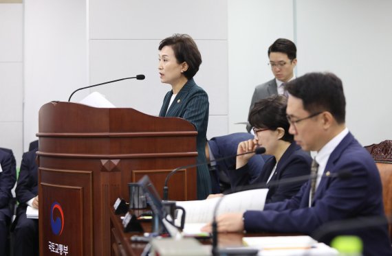 김현미 국토교통부 장관이 2일 정부세종청사에서 열린 국토부 국정감사에서 답변하고 있다.