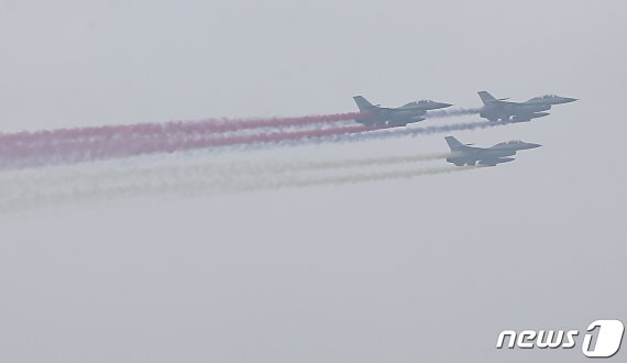 1일 국군의 날을 맞아 대구 공군기지(제11전투비행단)에서 열린 '제71주년 국군의 날 행사'에서 KF-16이 편대 비행을 하고 있다. 2019.10.1/뉴스1 © News1 공정식 기자