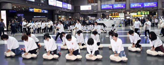 서울시는 응급처치의 중요성을 알리기 위해 2일 서울 KTX용산역사 내 맞이방에서 심폐소생술(CPR) 플래시몹 행사를 진행했다. 행사에 참가한 시민들이 플래시몹으로 단체 심폐소생술을 하고 있다. 사진=박범준 기자