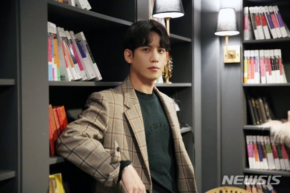 【서울=뉴시스】 이수지 기자 = 탤런트 박기웅(34)이 2일 서울 강남구 논현동에 있는 한 카페에서 MBC TV 수목드라마 '신입사관 구해령' 종방인터뷰를 하고 있다. 박기웅은 극 중 조선왕조 역사상 가장 투지 넘치는 세자이자 내면에 슬픔을 가진 왕세자 '이진'을 연기했다. (사진 = 젤리피쉬 제공) 2019.10.03 suejeeq@newsis.com