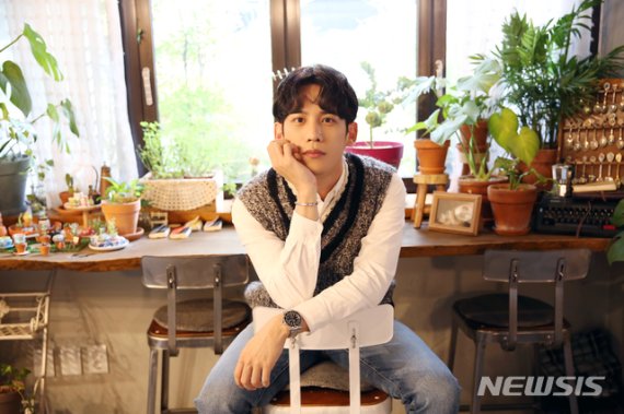 【서울=뉴시스】 이수지 기자 = 탤런트 박기웅(34)이 2일 서울 강남구 논현동에 있는 한 카페에서 MBC TV 수목드라마 '신입사관 구해령' 종방인터뷰를 하고 있다. 박기웅은 극 중 조선왕조 역사상 가장 투지 넘치는 세자이자 내면에 슬픔을 가진 왕세자 '이진'을 연기했다. (사진 = 젤리피쉬 제공) 2019.10.03 suejeeq@newsis.com