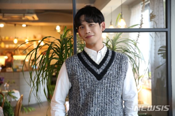 【서울=뉴시스】 이수지 기자 = 탤런트 박기웅(34)이 2일 서울 강남구 논현동에 있는 한 카페에서 MBC TV 수목드라마 '신입사관 구해령' 종방인터뷰를 하고 있다. 박기웅은 극 중 조선왕조 역사상 가장 투지 넘치는 세자이자 내면에 슬픔을 가진 왕세자 '이진'을 연기했다. (사진 = 젤리피쉬 제공) 2019.10.03 suejeeq@newsis.com