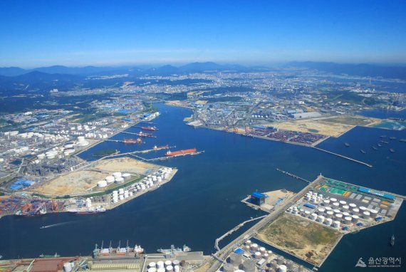 울산항 오일허브 주변 모습. 울산항은 국내 액체화물 처리 1위 항만이다. 원유, 화학공업생산품, 석유정제품 등 전체 물동량의 30% 이상을 처리하고 있다. 저장·취급량 또한 2071만4599kℓ로 전국의 45%에 이른다. 지난 2018년 화재가 발생한 고양시 저유소 지중탱크와 같은 대형 유류저장탱크는 4406기나 된다. /사진=울산시