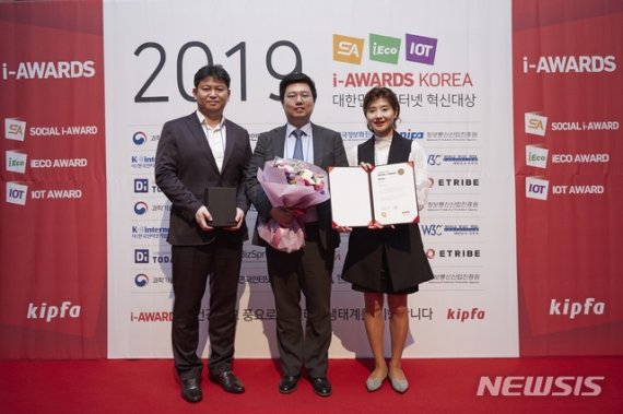 【서울=뉴시스】2일 '소셜아이어워드'시상식에서 신라면세점 이재균 플랫폼지원그룹장(사진 맨 왼쪽) 등이 기념 촬영하는 모습