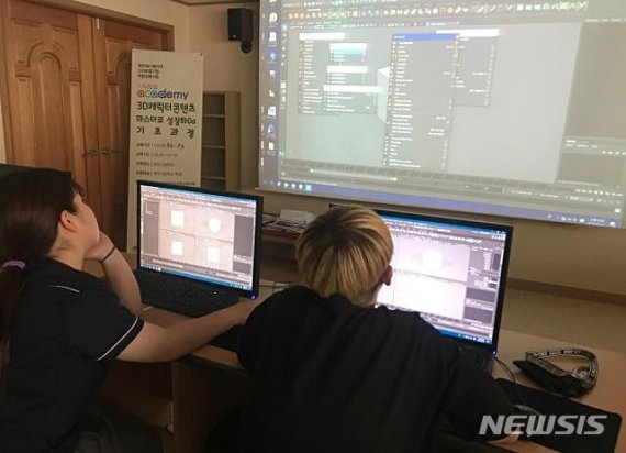 【제주=뉴시스】배상철 기자 = 영주고등학교 취업홍보동아리 학생들이 동아리 활동을 하고 있다. 2019.10.03. (사진=영주고등학교 제공) bsc@newsis.com