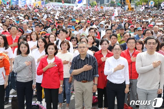 황교안 자유한국당 대표, 나경원 원내대표 등이 3일 오후 서울 광화문광장에서 열린 '문재인 정권의 헌정유린 중단과 위선자 조국 파면 촉구 광화문 규탄대회'에서 국민의례를 하고 있다.