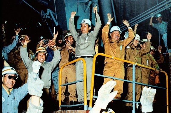 지난 1973년 포항제철소 1고로에서 첫 쇳물을 생산을 기념해 포스코 직원들이 만세를 부르고 있다.