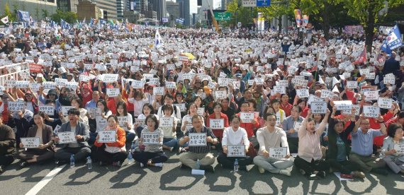 황교안 자유한국당 대표, 나경원 원내대표 등이 3일 오후 서울 광화문광장에서 열린 '문재인 정권의 헌정유린 중단과 위선자 조국 파면 촉구 광화문 규탄대회'에서 구호를 외치고 있다. 사진=서동일 기자