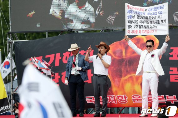 김진태 자유한국당 의원이 지난 3일 서울 광화문 일대에서 열린 문재인 정부를 비판하고 조국 장관의 사퇴를 촉구하는 집회에서 발언을 하고 있다. 뉴스1