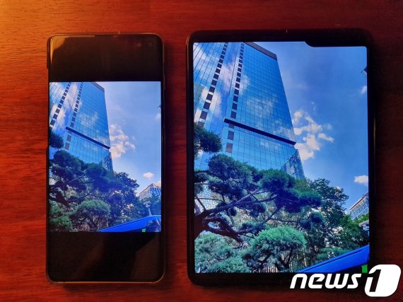 갤럭시S10플러스와 갤럭시 폴드 비교 모습. 같은 장면을 찍어도 갤럭시 폴드로 보는 게 더 시원한 느낌이다. © 뉴스1