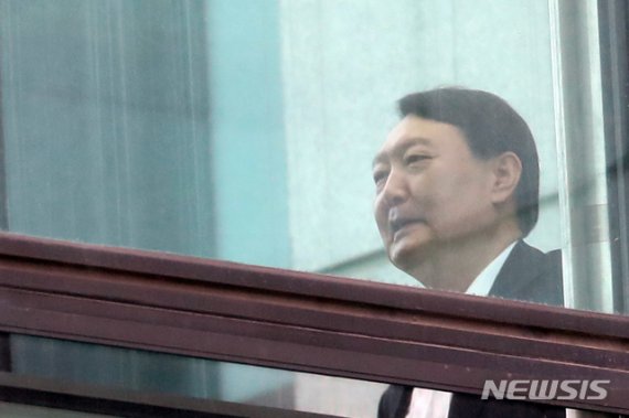 윤석열 검찰총장이 지난 2일 서울 서초구 대검찰청에서 점심식사를 하기 위해 구내식당으로 향하고 있다. 사진=뉴시스