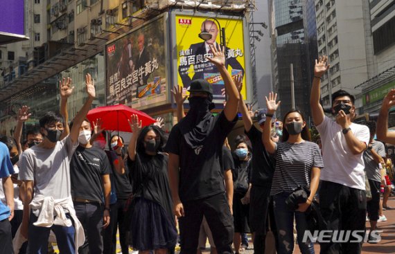 【홍콩=AP/뉴시스】홍콩 당국이 수개월째 계속되고 있는 반정부 시위 차단을 위해 시위대의 마스크 착용 금지를 발표할 것이라는 소문 속에 4일 마스크를 착용한 홍콩 시위대가 중심가에서 민주주의 확대를 요구하며 가두행진을 펼치고 있다. 한 시위대원은 "당국의 위협에 굴복하지 않을 것"이라고 말했다. 캐리 람 행정장관은 이날 오후 3시(한국시간 오후 4시) 긴급 기자회견을 열 예정이다. 2019.10.4