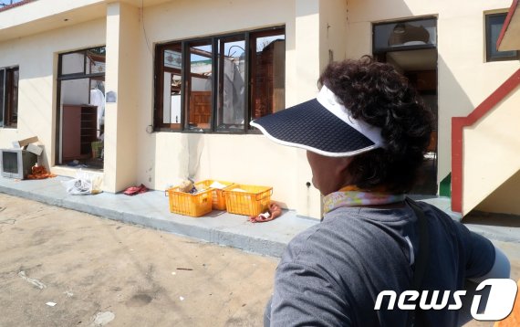 4일 오전 제주도 서귀포시 성산읍 신풍리에서 강모 할머니(65)가 제18호 태풍 '미탁(MITAG)'의 영향으로 파손된 집을 바라보며 한숨쉬고 있다. 2019.10.4 /뉴스1© News1 오현지 기자