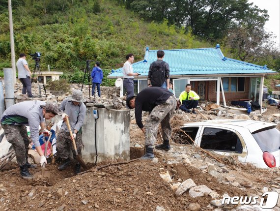 육군 50사단 장병들이 4일 오전 태풍 미탁 피해 지역인 경북 울진군 매화면 금매 2리에서 산사태로 흘러내린 토사 제거작업을 있다.(육군 50사단제공) 2019.10.4/뉴스1 © News1 최창호 기자