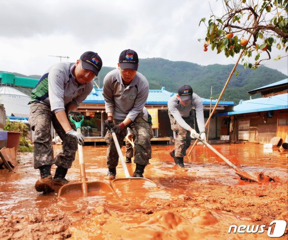 육군 50사단 장병들이 4일 오전 태풍 미탁 피해 지역인 경북 울진군 매화면 금매 2리에서 산사태로 흘러내린 토사 제거작업을 있다.(육군 50사단제공) 2019.10.4/뉴스1 © News1 최창호 기자