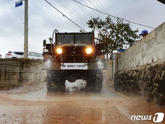 육군 50사단이 4일 오전 태풍 미탁 피해 지역인 경북 울진군 매화면 금매 2리 마을 길에서 제독차량으로 산사태로 흘러내린 토사 제거작업을 있다.(육군 50사단제공) 2019.10.4/뉴스1 © News1 최창호 기자