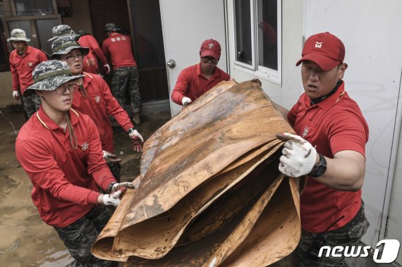 해병대 1사단 장병들이 3일 제18호 태풍 미탁 피해지역인 포항시 북구 창포동 등에 투입돼 복구 작업을 지원하고 있다. 앞서 해병대는 17호 태풍 타파 내습 당시 1600명을 투입, 피해 복구에 힘을 보탰다.(해병대 1사단제공) 2019.10.3/뉴스1 © News1 최창호 기자