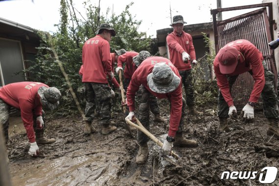 해병대 1사단 장병들이 3일 제18호 태풍 미탁 피해지역인 포항시 북구 창포동 등에 투입돼 복구 작업을 지원하고 있다. 앞서 해병대는 17호 태풍 타파 내습 당시 1600명을 투입, 피해 복구에 힘을 보탰다.(해병대 1사단제공) 2019.10.3/뉴스1 © News1 최창호 기자
