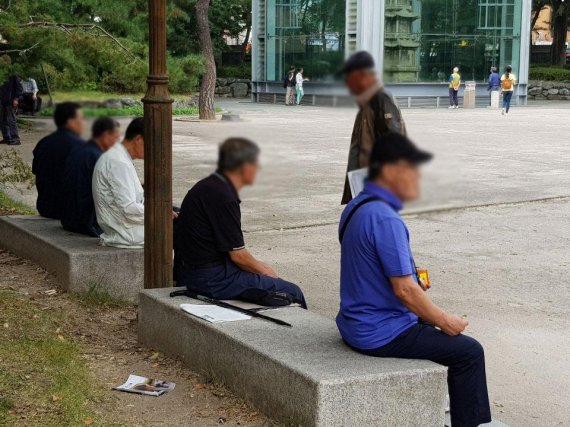 서울 종로구 탑골공원에 노인들이 앉아 있다. [사진=윤홍집 기자]