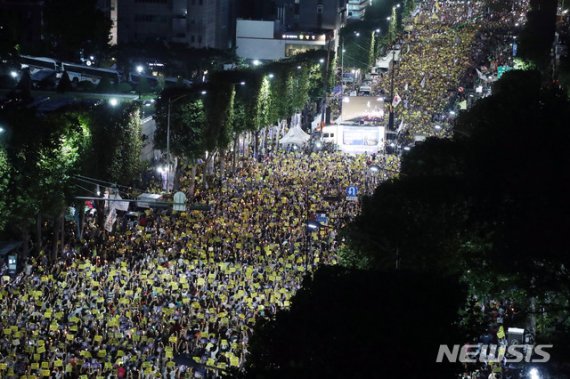 【서울=뉴시스】 박미소 기자 = 28일 오후 서울 서초구 서울중앙지검 앞에서 열린 7차 검찰개혁 사법적폐청산을 위한 촛불집회에 수많은 인파가 모여 있다. 오른쪽은 불꺼진 대검찰청.2019.09.28. misocamera@newsis.com